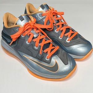 Nike LeBron James XI Basketball Sneaker Mid Top